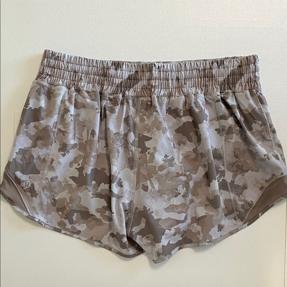 Lululemon - Hotty Hot High Rise Short 2.5” - NWT - Picture 2 of 7